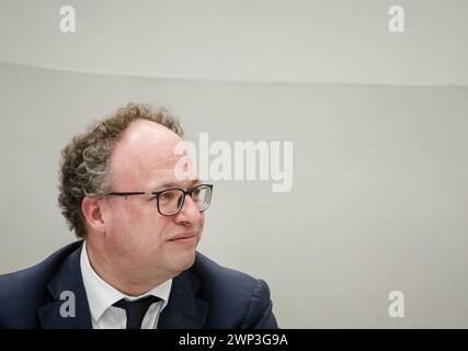 L'AIA - Wouter Koolmees, CEO di NS, durante un'audizione alla camera dei rappresentanti sull'aumento dei prezzi dei biglietti e dei dati annuali delle NS. ANP SEM VAN DER WAL netherlands Out - belgio Out Foto Stock