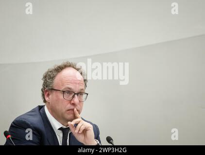 L'AIA - Wouter Koolmees, CEO di NS, durante un'audizione alla camera dei rappresentanti sull'aumento dei prezzi dei biglietti e dei dati annuali delle NS. ANP SEM VAN DER WAL netherlands Out - belgio Out Foto Stock