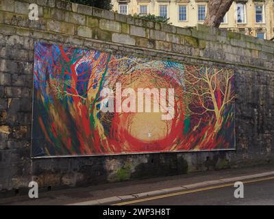 Opere d'arte esposte sul muro di pietra del bagno in Walcot Street, Bath. 'Nether' di Stanley Donwood, copertina del libro Underland di Robert Macfarlane. Foto Stock