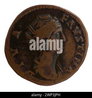 Una moneta sesterce emessa dopo il 141 d.C. raffigurante l'imperatore Antonino Pio e l'imperatrice Faustina il Vecchio, parte del sistema monetario romano in bronzo. Foto Stock