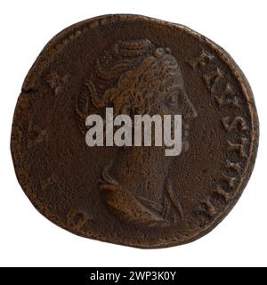 Moneta in bronzo sesterce emessa dopo il 141 d.C. raffigurante l'imperatore romano Antonino Pio (138–161) e l'imperatrice Faustina la vecchia (morta nel 141). La moneta include ritratti e iscrizioni tipiche della monetazione imperiale romana. Foto Stock