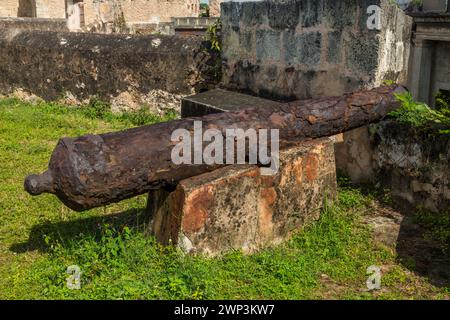 Antico cannone spagnolo alla fortezza di Ozama, o Fortaleza Ozama, nella città coloniale di Santo Domingo, Repubblica Dominicana. Realizzato nel 1505 d.C., con Foto Stock