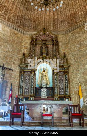 Altare e pala d'altare della Chiesa di nostra Signora della Misericordia nella vecchia città coloniale di Santo Domingo, Repubblica Dominicana. Patrimonio dell'umanità dell'UNESCO Foto Stock