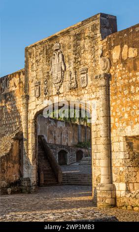 La Puerta de Don Diego o porta Don Diego nelle mura della città vecchia, città coloniale di Santo Domingo, Repubblica Dominicana. Sito patrimonio dell'umanità dell'UNESCO Foto Stock