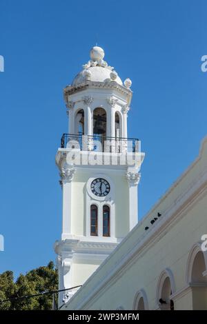 La torre dell'orologio dell'Ayuntamiento o Palacio Consistorial nella città coloniale di Santo Domingo, Repubblica Dominicana. Era il primo municipio o c Foto Stock