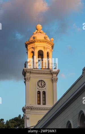 La torre dell'orologio dell'Ayuntamiento o Palacio Consistorial nella città coloniale di Santo Domingo, Repubblica Dominicana. Era il primo municipio o c Foto Stock