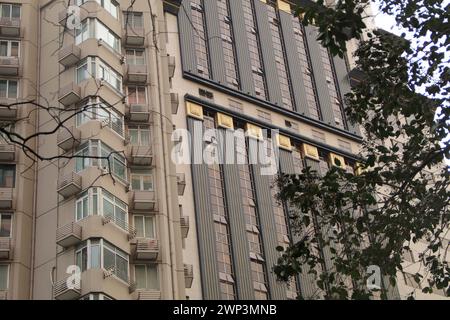 E' raffigurata la facciata di un alto edificio residenziale. Foto Stock