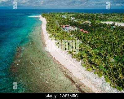 Spiaggia tropicale dell'isola delle Maldive con palme. Banner tropicale. Vista aerea Foto Stock