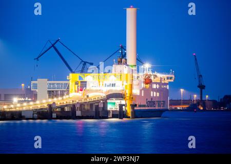 Rostock, Germania. 29 febbraio 2024. Il traghetto Scandlines 'Copenhagen' ormeggia al terminal dei traghetti nel porto di Rostock in tarda serata. L'Ufficio federale di statistica fornisce informazioni sulle attuali cifre relative alle esportazioni nel gennaio 2024. Crediti: Jens Büttner/dpa/Alamy Live News Foto Stock