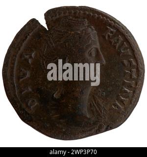 Questa sesterce moneta emessa dopo il 141 d.C. raffigura l'imperatore romano Antonino Pio e l'imperatrice Faustina la vecchia, mostrando ritratti imperiali, iscrizioni e monete di bronzo tipiche della Roma del II secolo. Foto Stock