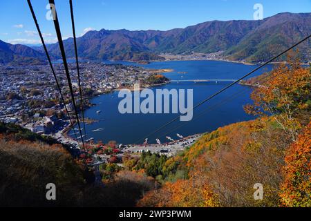 FUJIKAWAGUCHIKO, GIAPPONE – 20 novembre 2023 – Vista della località turistica di Kawaguchiko sul lago Kawaguchi vista dalla funivia panoramica del monte Fuji Foto Stock