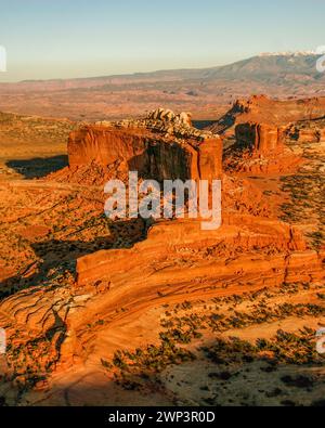 Vista aerea del monitor e del Merrimac Buttes al tramonto vicino a Moab, Utah, con le montagne innevate la Sal alle spalle. Foto Stock