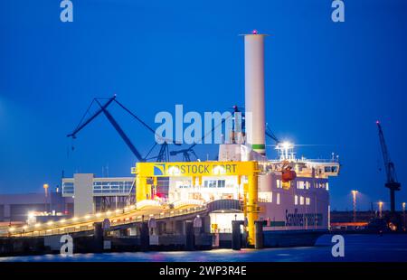 Rostock, Germania. 29 febbraio 2024. Il traghetto Scandlines 'Copenhagen' ormeggia al terminal dei traghetti nel porto di Rostock in tarda serata. L'Ufficio federale di statistica fornisce informazioni sulle attuali cifre relative alle esportazioni nel gennaio 2024. Crediti: Jens Büttner/dpa/Alamy Live News Foto Stock