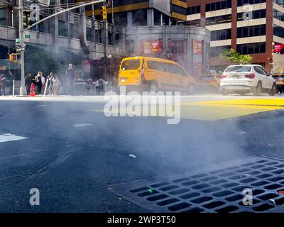 New York, Stati Uniti; 4 giugno 2023: Fumo dagli inferi della grande Mela, che esce per le strade attraverso le prese d'aria nel terreno di Manhattan, in mezzo a Foto Stock