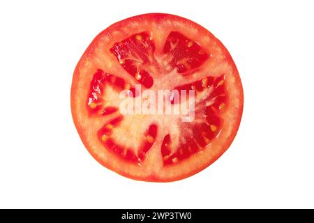 Vista superiore della sezione di pomodoro isolata su bianco. Ingrediente riempitivo per sandwich. Verdure succose per hamburger. Frutta carnosa con piccole cavità di semi. Foto Stock
