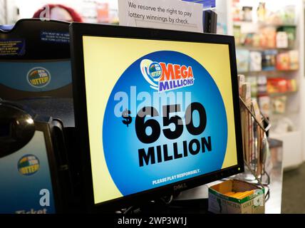 New York, Stati Uniti. 4 marzo 2024. Un'esposizione in un negozio mostra il jackpot Mega Millions a 650 milioni di dollari al Rockefeller Center martedì 5 marzo 2024 a New York City. Foto di John Angelillo/UPI credito: UPI/Alamy Live News Foto Stock