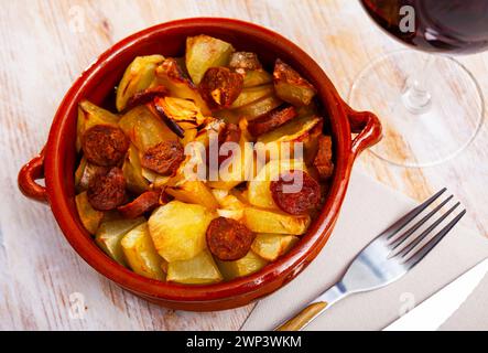 Piatto spagnolo - patate con salsiccia chorizo a fette Foto Stock