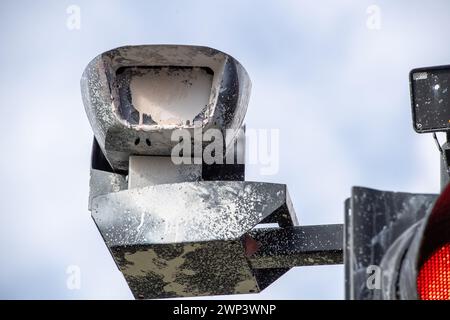 West Drayton, Regno Unito. 4 marzo 2024. Una telecamera vandalizzata ULEZ Ultra Low Emission zone spruzzata con intonaco blocca l'obiettivo della fotocamera dalla registrazione di driver non conformi a West Drayton. Crediti: Maureen McLean/Alamy Live News Foto Stock