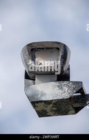 West Drayton, Regno Unito. 4 marzo 2024. Una telecamera vandalizzata ULEZ Ultra Low Emission zone spruzzata con intonaco blocca l'obiettivo della fotocamera dalla registrazione di driver non conformi a West Drayton. Crediti: Maureen McLean/Alamy Live News Foto Stock