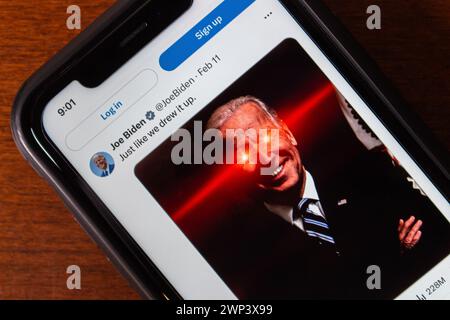 Un post "proprio come lo abbiamo fatto noi." Con l'iconico Joe Biden con occhi rossi luminosi, immagine su X app (precedentemente Twitter), vista in un iPhone Foto Stock