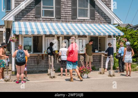 Menemsha, Chilmark, Martha's Vineyard, Massachusetts, USA - 20 luglio, 2023: persone in fila presso la gelateria locale nell'iconico villaggio di pescatori. Foto Stock