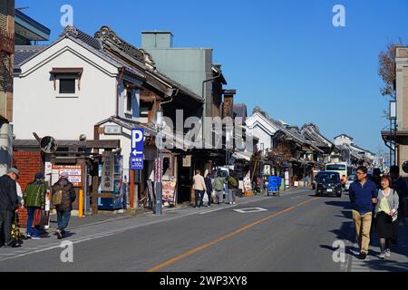 KAWAGOE, GIAPPONE - 21 novembre 2023 - Vista di una strada di Kawagoe, una città castello del periodo Edo a nord-ovest di Tokyo, Giappone. Foto Stock