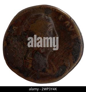 Questa moneta sesterce, emessa dopo il 141 d.C. durante il regno dell'Imperatore Antonino Pio e dell'Imperatrice Faustina il Vecchio, mostra ritratti imperiali, iscrizioni e caratteristiche monetarie romane del II secolo. Foto Stock