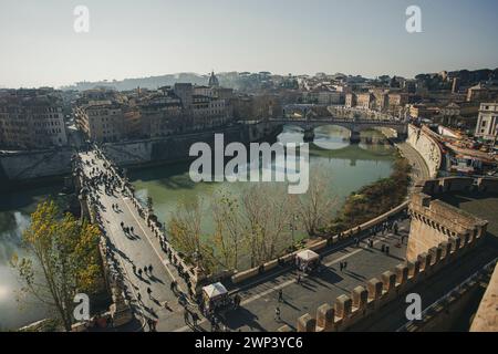 Vista dal castello di Sant'Angelo sul fiume Tevere e sui ponti Foto Stock