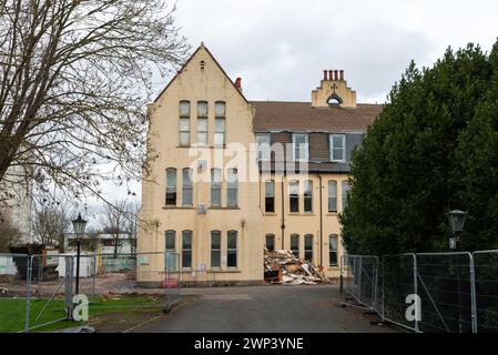 Demolizione della storica Nazareth House a Southend, Essex, ex convento di case di cura e residenziali gestito dalle suore di Nazareth Foto Stock