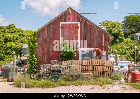 Menemsha, Chilmark, Martha's Vineyard, Massachusetts, US-luglio 26, 2022: Pittoresco edificio rustico di color grigio argilloso in un caratteristico villaggio di pescatori. Foto Stock