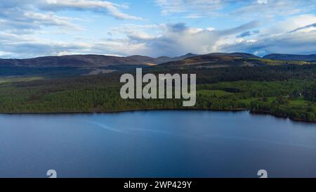 Vista aerea del lago Tummel che guarda a nord sul lago nelle Highlands scozzesi del Regno Unito Foto Stock