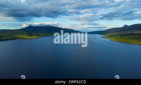 Veduta aerea del Loch Tummel che guarda a ovest sul loch nelle Highlands scozzesi del Regno Unito Foto Stock