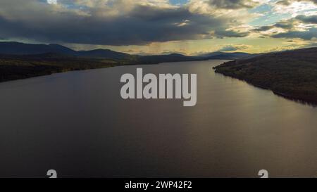 Veduta aerea del Loch Tummel che guarda a est sul loch nelle Highlands scozzesi del Regno Unito Foto Stock