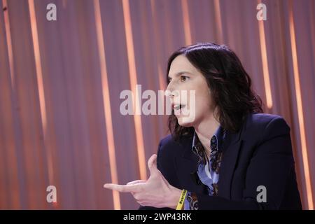 Roma, Italia. 5 marzo 2024. La segretaria del PD Elly Schlein ospite di Bruno Vespa nella trasmissione RAI cinque minuti durante la campagna elettorale in Abruzzo - politica - Roma, Italia - Martedì, 05 marzo 2024 (foto Cecilia Fabiano/LaPresse) la segretaria del PD Elly Schlein presentatrice Bruno Vespa in RAI ha trasmesso cinque minuti durante la campagna elettorale in Abruzzo - News - Roma, Italia - martedì 05 marzo 2024 (foto Cecilia Fabiano/LaPresse) crediti: LaPresse/Alamy Live News Foto Stock
