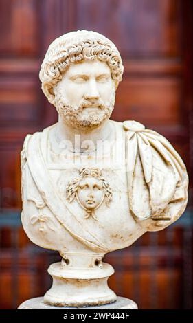 Busto in marmo pentelico dell'imperatore romano Adriano esposto nel Museo Archeologico di Sevilles. Foto Stock