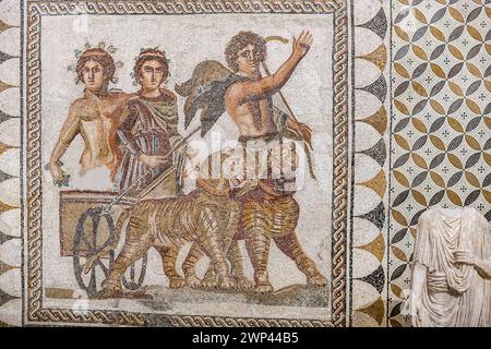 Un mosaico romano raffigurante Bacco, antico dio del vino, in una posa trionfale. Museo archeologico di Siviglia Foto Stock