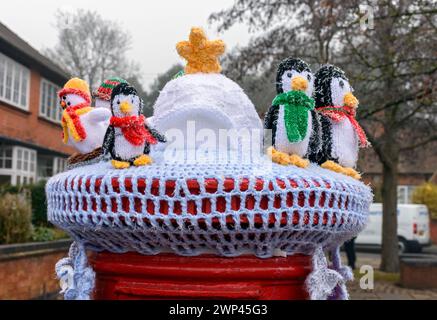 Parte superiore della scatola di posta a maglia o all'uncinetto raffigurante i personaggi dei pinguini, un igloo e una stella. Al Mercatino di Natale di Ruddington, Nottinghamshire, Regno Unito Foto Stock
