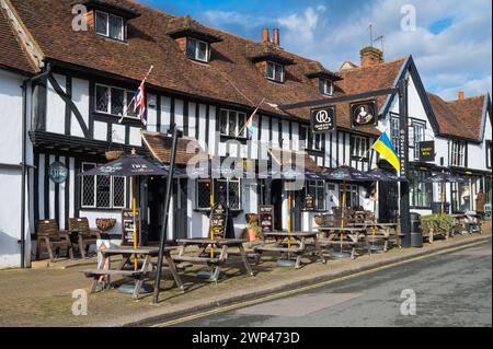 L'esterno del Queens Head è un pub con travi in legno classificato Grade II in High Street, Pinner, Middlesex, Inghilterra, Regno Unito Foto Stock