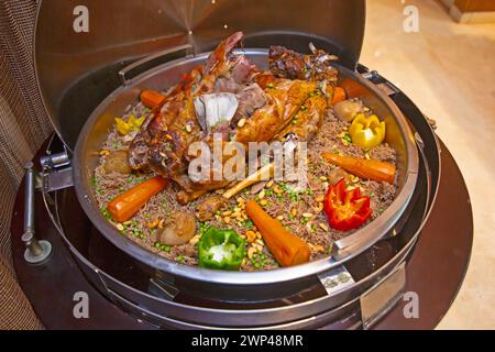 ouzi di agnello o mandi di agnello in un buffet arabo Foto Stock