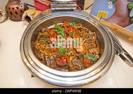 ouzi di agnello o mandi di agnello in un buffet arabo Foto Stock