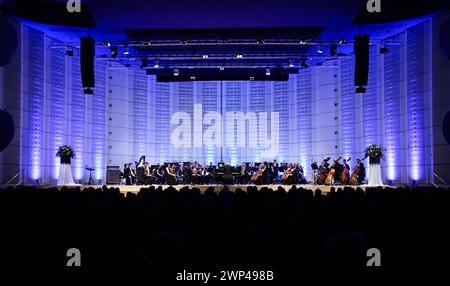 Zlin, Repubblica Ceca. 5 marzo 2024. L'Orchestra Filarmonica Zlin Bohuslav Martinu ha preparato un concerto in onore dell'architetto e nativa di Zlin Eva Jiricna in occasione del suo 85° compleanno e la denominazione della sala del Centro Congressi Zlin si svolgerà a Zlin, il 5 marzo 2024. Jiricna è autore del centro e di altri edifici a Zlin. Crediti: Dalibor Gluck/CTK Photo/Alamy Live News Foto Stock