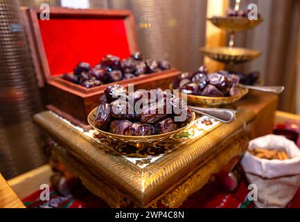 Tavolo Ramadan Iftar con datteri o cibo arabo Foto Stock