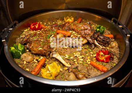 ouzi di agnello o mandi di agnello in un buffet arabo Foto Stock