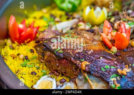 ouzi di agnello o mandi di agnello in un buffet arabo Foto Stock