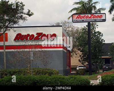 Miami, Florida, Stati Uniti - 24 febbraio 2024: Negozio AutoZone a West Kendall. Foto Stock