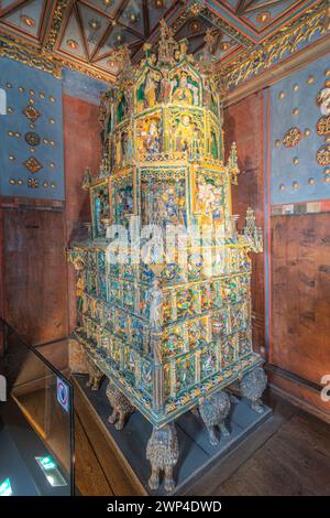 Il "Kachelofen" il riscaldatore in muratura (o stufa in muratura) nelle stanze principeschi della fortezza di Hohensalzburg (tedesco: Festung Hohensalzburg) nella città di Foto Stock
