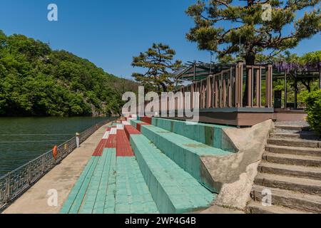 Colorata passerella lungo il fiume con scalini e ringhiera in una giornata di sole, in Corea del Sud Foto Stock