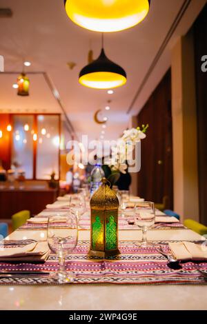 Disposizione del tavolo iftar Ramadan in stile arabo nel ristorante Foto Stock