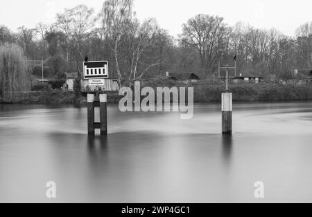 Lunga esposizione, canale chiuso sulla Sprea a Berlino-Charlottenburg, Berlino, Germania Foto Stock