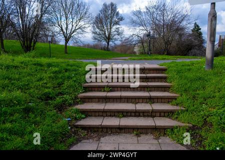 Scalinata Garden Ascent che conduce attraverso una lussureggiante vegetazione Foto Stock